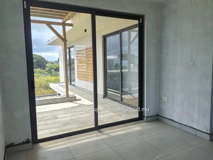 Maison contemporaine neuve avec piscine à Pereybere