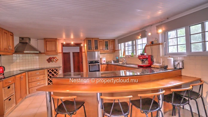 4-bedroom villa with a 2110m² garden, private pool, rustic and modern charm