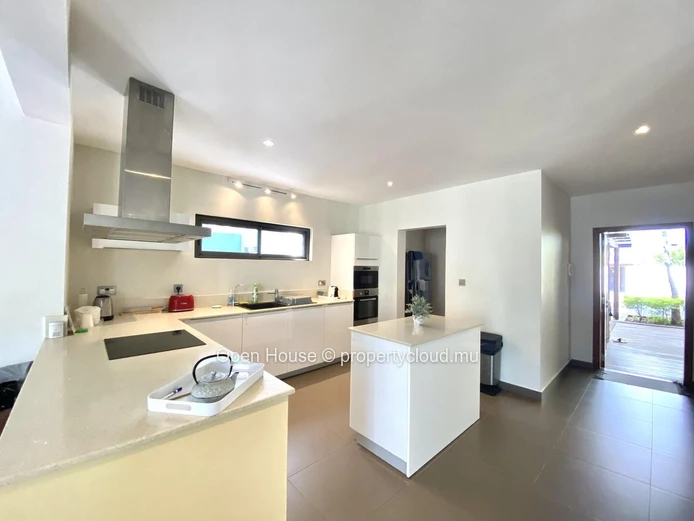 VILLA RES à vendre à Grand Baie# Domaine prisé # 3 chambres dont 2 en suite, piscine privée. Accessible aux étrangers.
