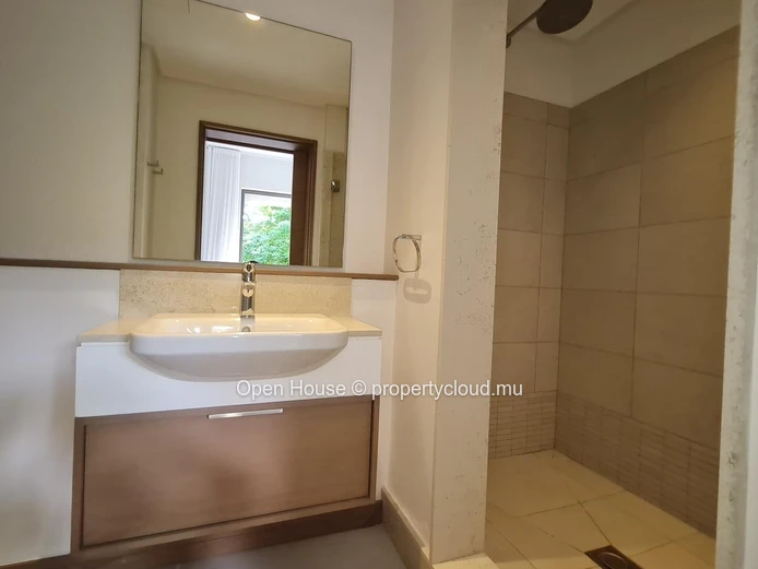 Appartement IRS à vendre à Grand Baie, 198m², 3 chambres en suite, piscine commune, dans domaine avec Golf, accessibl...