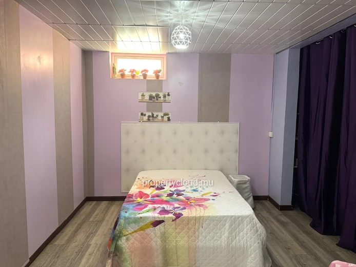 Flic en Flac – À vendre : spacieuse villa de 300 m², 5 chambres, située dans un quartier résidentiel calme.