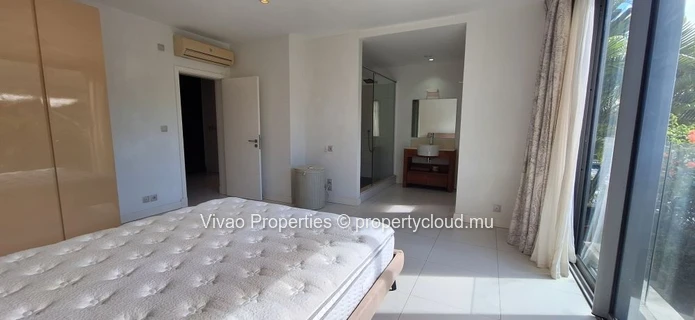 Villa IRS à vendre à Rivière Noire, 5 chambres, piscine privée, vue mer et montagne, proche commodités, amarrage pour...
