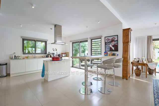 Villa PDS Luxe Grand Baie | 220 m² + Terrasse  66 m² | Piscine | € – Réf. BLUE EDGE