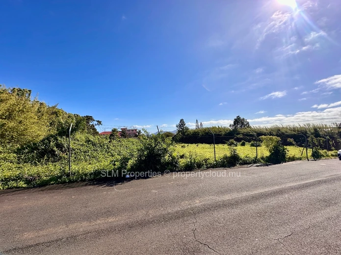 A vendre : Terrain d'un Arpent idéallement situé à Floréal