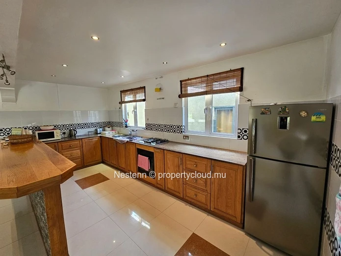 Nestenn present this 3 bedrooms apartment well located in Ville Noire