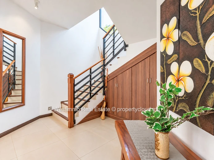 4-bedroom family villa with pool in Black River