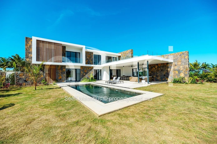 Elegant Villa with Golf Course Views and Ocean Breezes