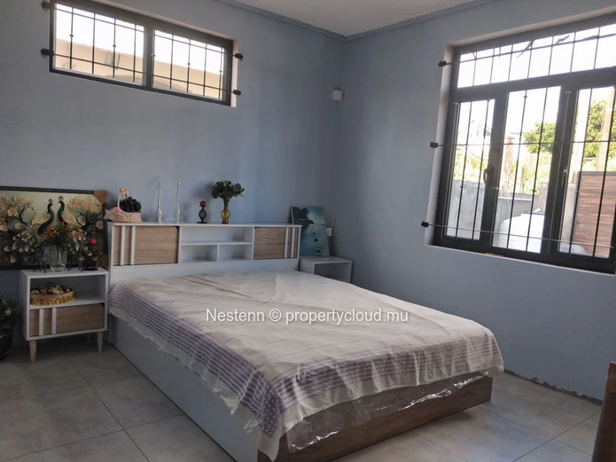 Maison neuve dans un quartier tranquille 