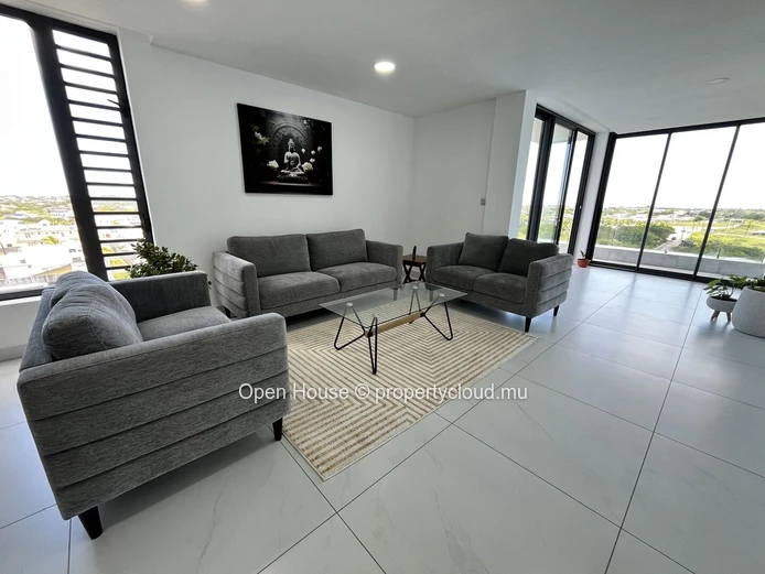 3-bedroom penthouse with private pool for rent in Péreybère