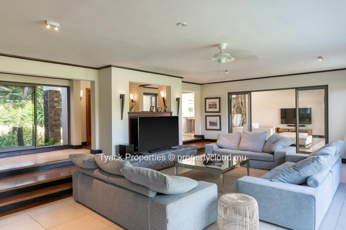 Exquisite 6-Bedroom Villa with Golf & Resort Privileges