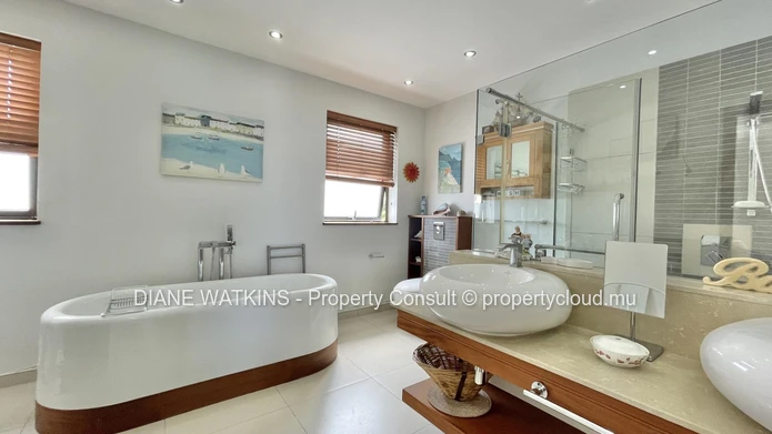 Penthouse en bord de mer à vendre à Rivière Noire | 3 chambres, vue sur la mer et terrasse spacieuse