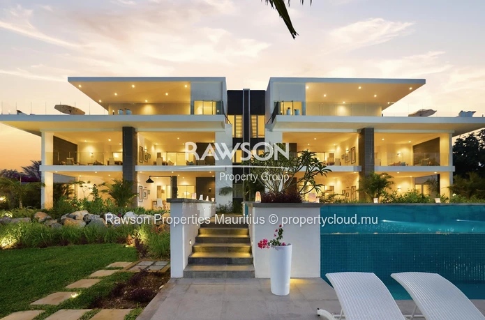 3 En-Suite Bedroom Apartment | Beachfront | Sea View | Swimming Pool | Cap Malheureux