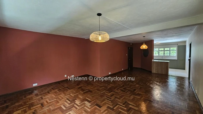Un appartement lumineux et rénové au cœur d'une résidence intimiste.