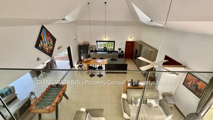 À Vendre - Spacieuse Villa d'Inspiration Balinaise à Rivière Noire