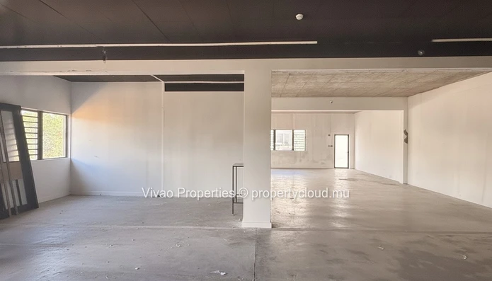 Showroom et espace de bureaux commerciaux de 210 m² à louer à Calebasses – 140 000 Rs/mois Idéalement situé à Calebas...
