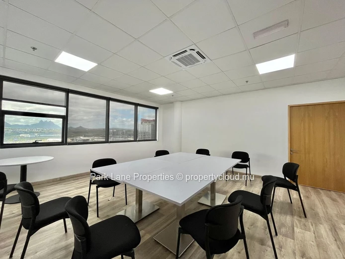 Bureau de 1 011 m² à louer à Ebène