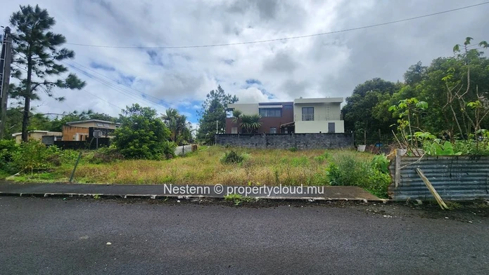 Corner plot flat land of 423 m² near amenities