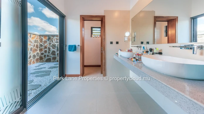 Charmante maison familiale au pied de la montagne avec un jardin tropical luxuriant et des vues spectaculaires