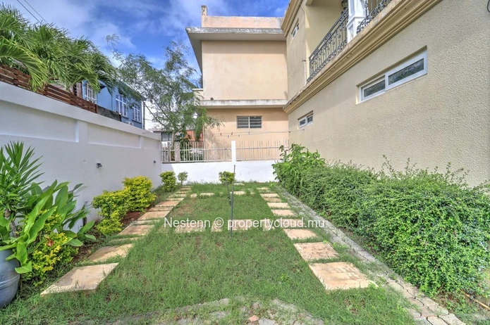 Appartement 3 Chambres avec Beau Jardin Paysager & Piscine
