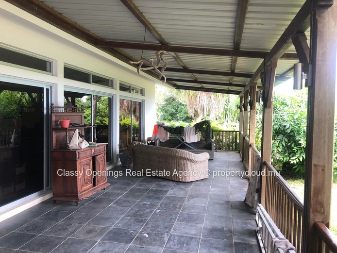 A vendre une maison de 4 chambre situee a Floreal,Curepipe.