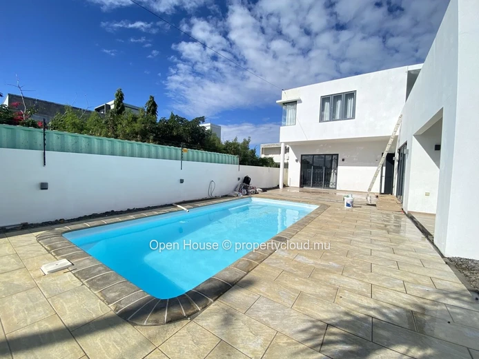 Villa meublée 3 chambres avec piscine à louer à Péreybère