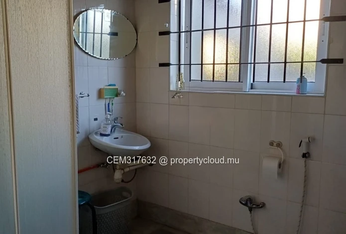 Maison Familiale avec Mezzanine à Vendre – Quatre Bornes Centre 