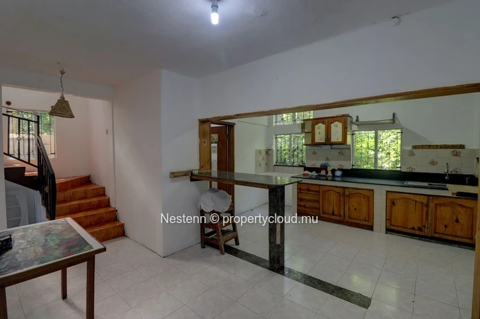 Maison traditionnelle semi-meublée avec vue sur les montagnes et un beau potentiel de rénovation!