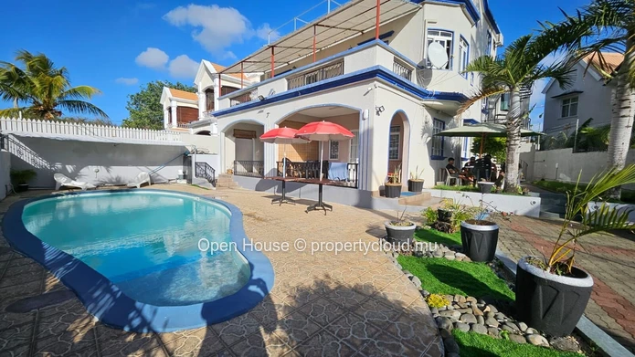 Duplex meublé 2 chambres à louer à Mon Choisy avec piscine commune