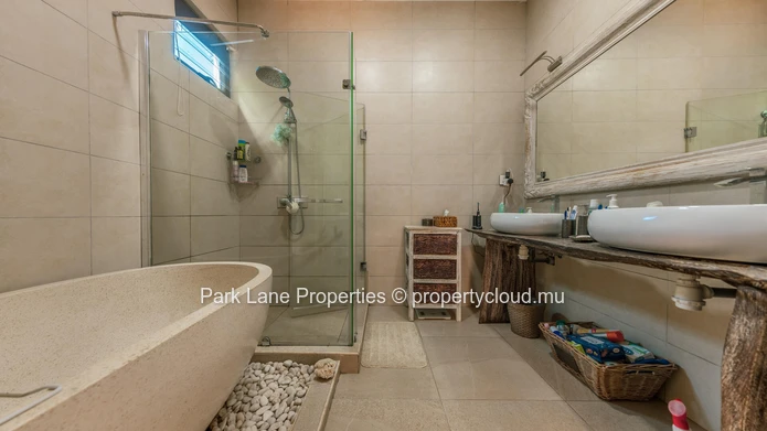 Élégante Villa de Style Balinais avec 3 Chambres, Piscine et Kiosque