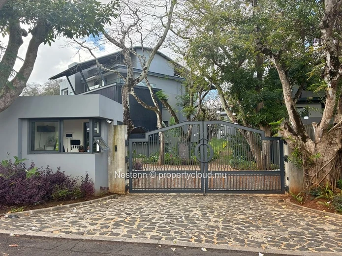 Luxury 4-bedroom en suite apartment with magnificent views of nature, the sea, and the islands of northern Mauritius