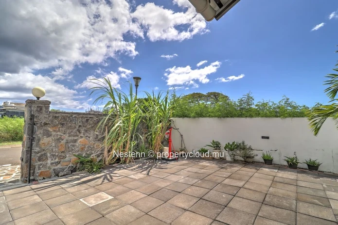 Appartement moderne de 2 chambres avec salle de bains privative et piscine