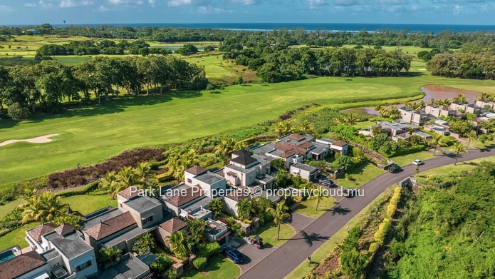 Exquise Villa Tropicale Nichée dans un Domaine de Golf Prestigieux