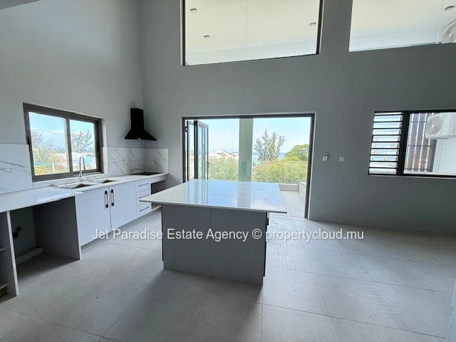 Stunning G+2 Apartment with Sea and Mountain Views in Flic en Flac - 166m² Living Space, 3 Bedrooms, Communal Pool - ...