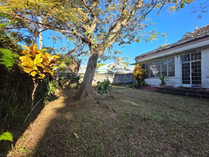 Terrain de 818 m² à vendre – Très bien situé à Quatre Bornes!