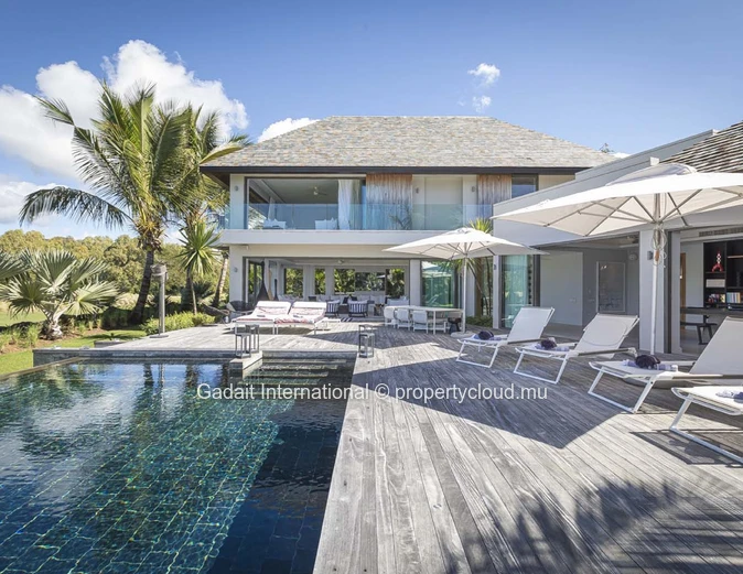 Investissez dans cette superbe Villa luxueuse avec vue golf et vue mer dans l'est de l'Ile Maurice