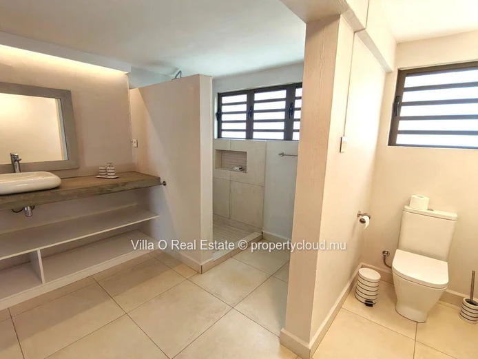 Idéal pour un couple avec adolescent; Splendide pieds dans l'eau de cette villa de 2 chambres en suite en retrait qui...