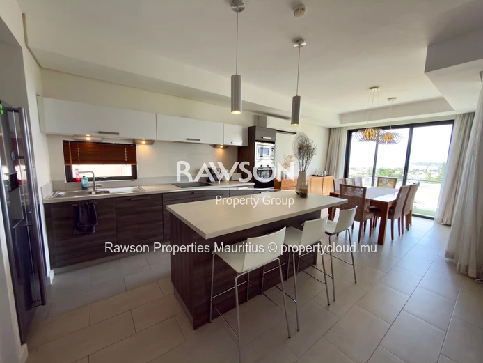 À vendre – Duplex moderne avec vue mer et montagne à Tamarin 