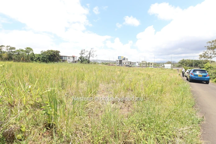 Terrain résidentiel/commercial de 1707 m² 