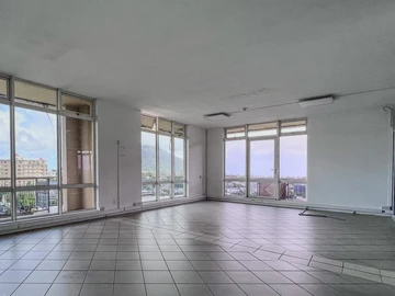 Ideal Office Space in the Heart of a Vibrant District 