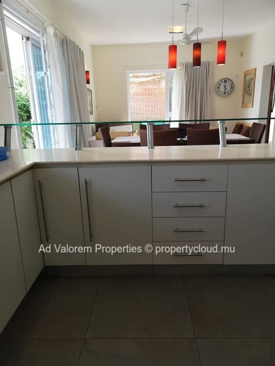 Appartement à vendre à Rivière Noire, 97m², 2 chambres, 2 salles de bain, jardin, parking, proximité commerces, école...
