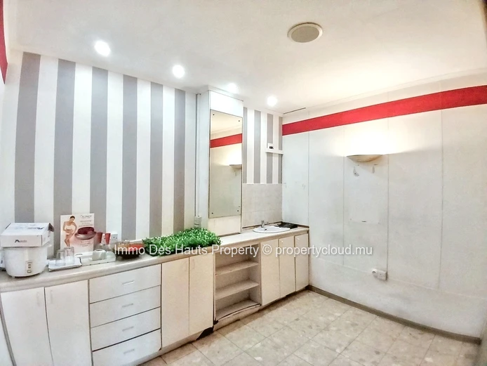 commercial outlet for sale  Curepipe 