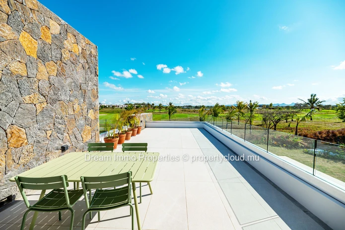 Modern 4-bedroom villa with golf view and private pool at Azuri Village – Mauritius