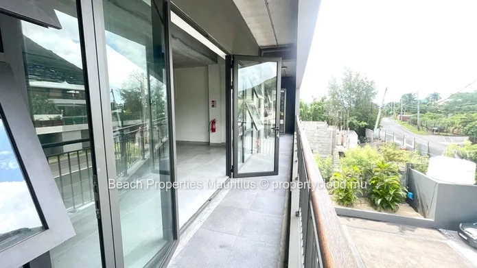 47m² Open Plan Space With Balcony In Black River