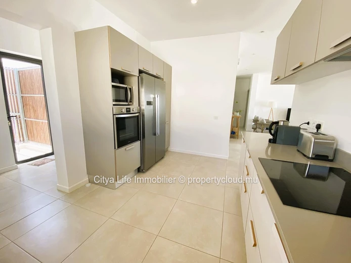 "Penthouse R+2 à vendre à Poste Lafayette, 226m², 3 chambres, piscine commune, Prix Rs 35M. À voir rapidement!"