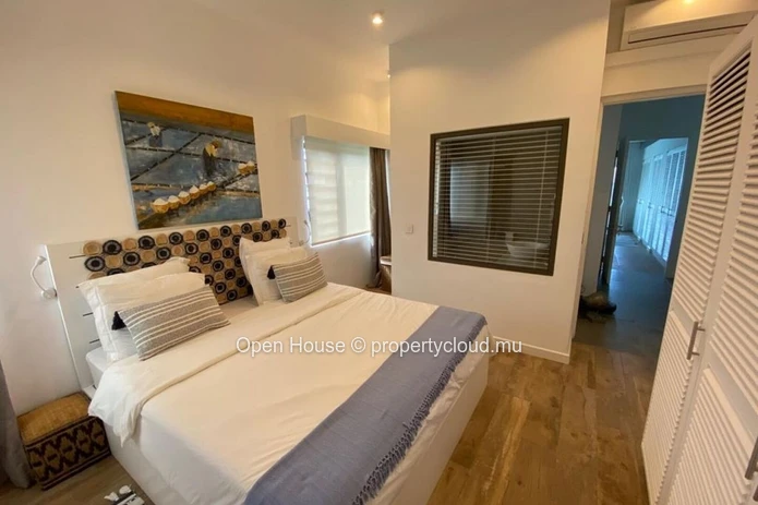 Beachfront penthouse, 4 bedrooms, 4 bathrooms, swimming pool, sea view. Grand Baie. Local market only