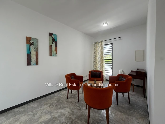 In a private neighborhood, close to the sea, this villa with modern architecture is bright and spacious. It offers in...