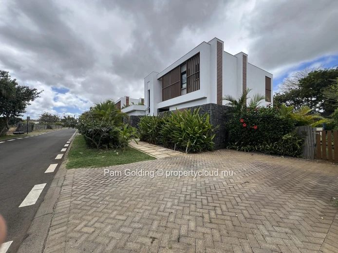 Private 3-Bedroom Villa in Akasha, Cap Tamarin – Pool, Garden & Family-Friendly Living