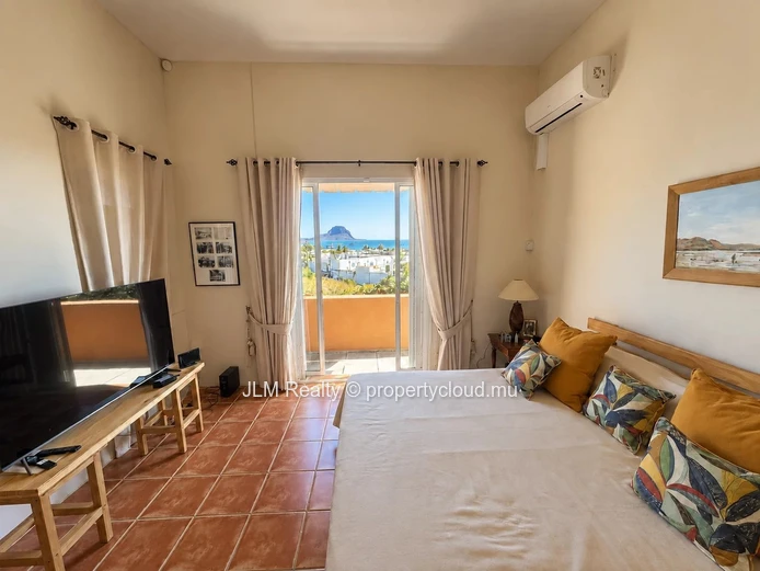 À vendre à Tamarin, Île Maurice : villa avec piscine sur 2 068 m² et vue dégagée sur Le Morne et l’océan