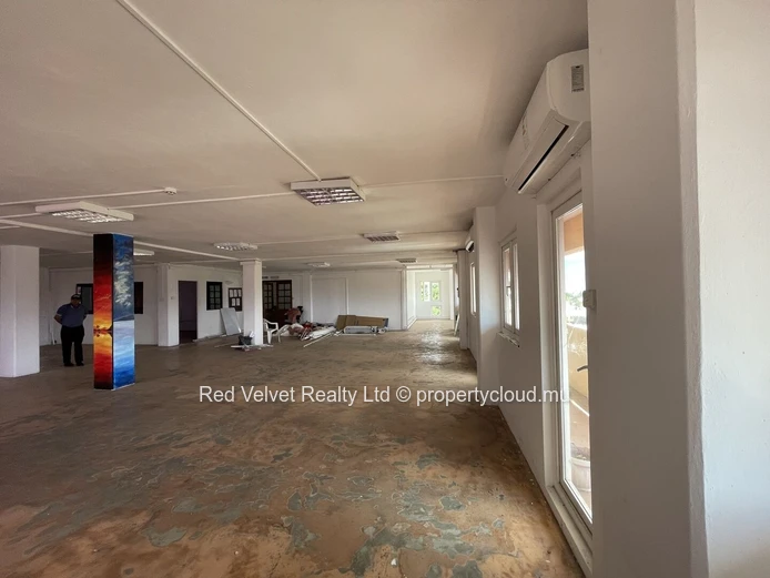 Large 4,000 sqft Office with Wraparound Balcony – Quatre Bornes