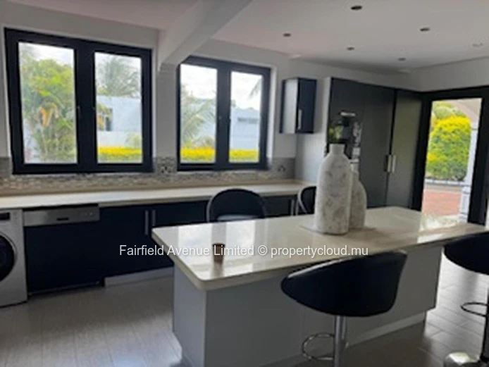 Stunning 4-Bedroom House in Roches Noires with Spacious Garden and Close to Amenities - Don't Miss Out!